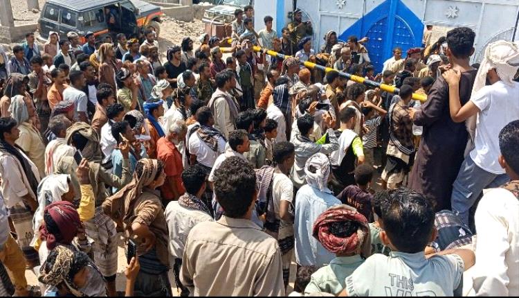 لليوم الثاني.. تظاهرات حاشدة في المسيمير ترفض تغيير مدير الأمن وتتمسك ببقاء الحوشبي