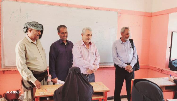 مدير عام مكتب التربية والتعليم بالضالع يواصل نزوله الميداني لتفقد سير اختبارات الثانوية العامة