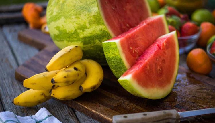 البطيخ أم الموز.. أيهما الأفضل للطاقة وضبط سكر الدم؟