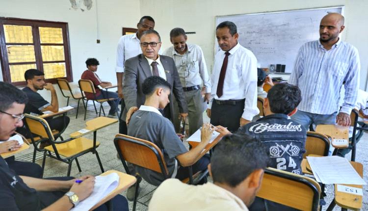 رئيس جامعة عدن يتفقد سير الامتحانات بكلية الحاسوب وتكنولوجيا المعلومات
