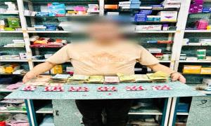مكافحة المخـ.ـدرات تضبط صيدلي يرويج لحبوب "البريجابالـ.ـين 300" المحرمة قانونياً داخل صيدلية بالمنصورة