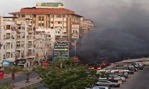احتجاجات غاضبة في المعلا.. إغلاق شارع رئيسي بالإطارات المشتعلة احتجاجاً على تدهور الخدمات