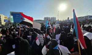 غضب نسوي يهز ساحة العروض بعدن احتجاجًا على انهيار الخدمات وغلاء المعيشة