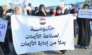 عدن تحت لهيب المعاناة.. انهيار الخدمات يفجّر الغضب الشعبي والنساء يتصدرن المشهد الاحتجاجي