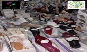 مؤسستا "ذو النورين" و"بن شعيله" تقيمان مشروعاً لتوزيع الأحذية النسائية بمختلف أصنافها للأسر الأشد فقراً في أبين