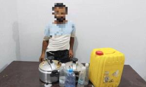 مكافحة المخـ,ـدرات بالضالع تداهم معملاً لتصنيع الخـ,ـمر البلدي وتضبط المتهم متلبساً
