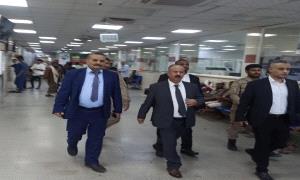 وزير النقل يزور العميد سيف سالم قاسم في مستشفى عدن الألماني للاطمئنان على صحته