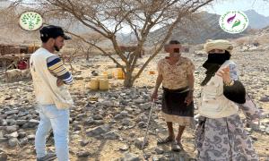"ذو النورين" و"شعيله" يوزعان معونات غذائية وملابس في منطقة ميثان الجبلية والمنسية بين أبين ولحج