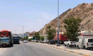 مواطنون في "ديس المكلا" يقطعون الطريق ويحتجزون شاحنات النفط احتجاجاً على انهيار الكهرباء