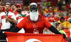مفاجأة وراء الوجه الأسود والعيون البيضاء.. من هو مشجع منتخب تركيا المخيف؟