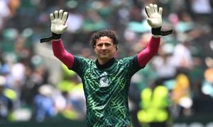 لن نراه كل 4 أعوام.. الحارس الأسطوري أوتشوا يعلن اعتزاله الدولي بعد مونديال 2026