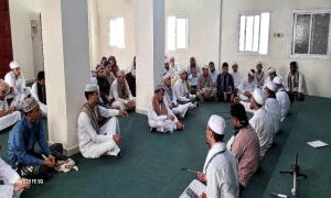 نزار أبوبكر المشهور يحث طلاب رباط الإمام علي المشهور بعدن على الجمع بين العلم الشرعي والأكاديمي