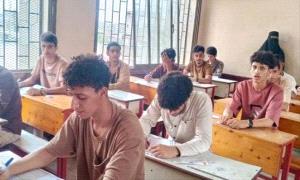 بين لهيب الصيف وظلام الكهرباء.. طلاب الثانوية العامة في عدن يخوضون امتحاناً في الصبر قبل العلم