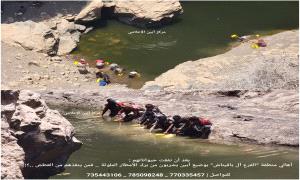 أهالي منطقة ”الفرع آل باقيناش” بوضيع أبين يشربون من برك الأمطار الملوثة .. فمن ينقذهم من العطش ..؟!