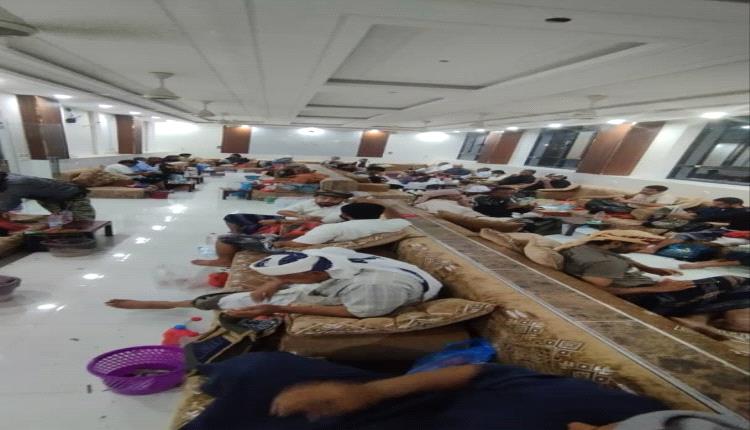 المئات من أبناء الجنوب يقدّمون واجب العزاء في وفاة والدة الشيخ عفيف العمودي بعدن