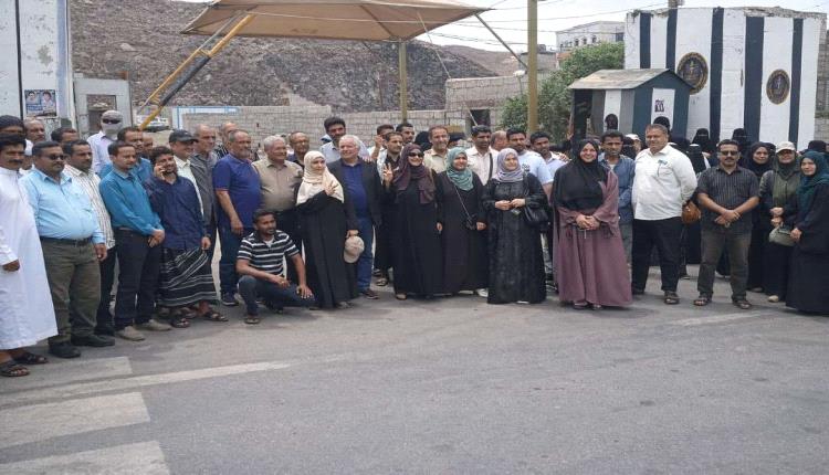 لليوم العاشر على التوالي.. الأمانة العامة تواصل وقفتها الاحتجاجية رفضاً لإغلاق مقرها بالعاصمة عدن