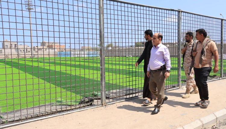 مدير عام دار سعد يتفقد سير العمل ومستوى الانجاز في مشروع إعادة تأهيل وترميم ملعب نادي نصر عدن الرياضي