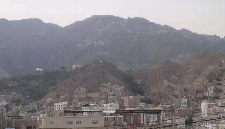 مسـ.ـلح يقتـ.ـل امرأة ويصيب ابنتها في تعز اليمنية