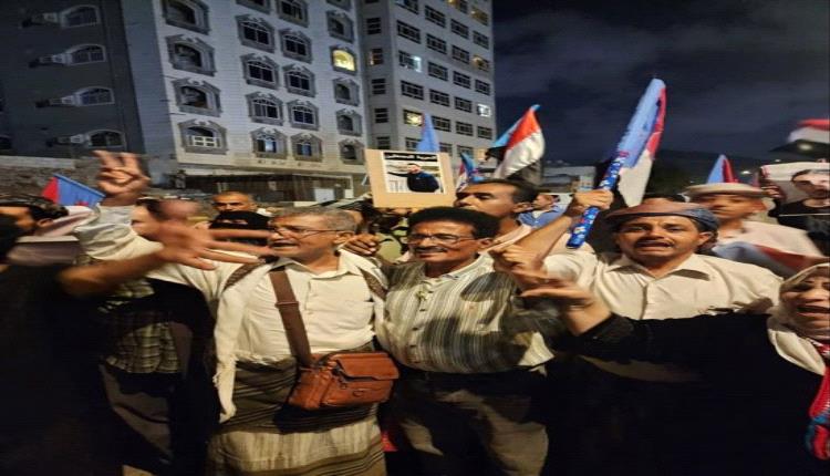 وقفة احتجاجية للمطالبة بإطلاق سراح المعتقلين الجنوبيين أمام معاشيق