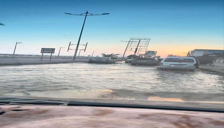 طفح الصرف الصحي يغرق شوارع عدن ويهدد بكارثة بيئية وصحية