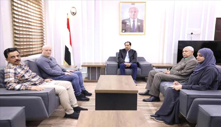 وزير الشباب والرياضة يلتقي مدرب المنتخب الوطني الأول نور الدين ولد علي