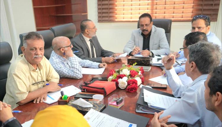 وزير الأشغال يترأس اجتماع لجنة المناقصات بصندوق صيانة الطرق بعدن ويؤكد تعزيز الشفافية وتسريع تنفيذ المشاريع