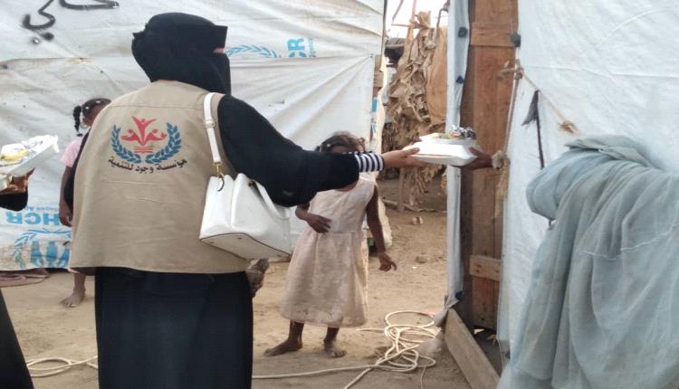 توزيع 130 وجبة إفطار صائم للمحتاجين والنازحين في خنفر بأبين