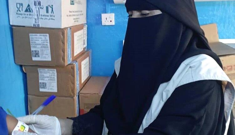 جمعية الحكمة اليمانية تقدّم خدمات طبية وغذائية لنازحي قرو في عدن