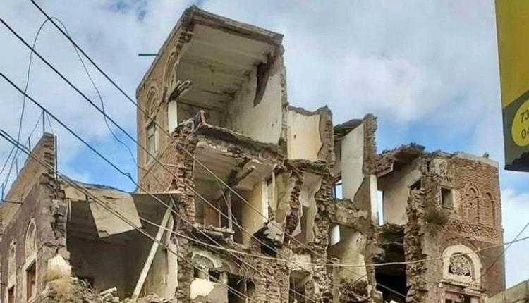 جـ,ـريمة حـ,ـوثية.. انهيار مبنى تاريخي عمره 500 عام في إب اليمنية
