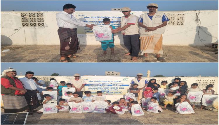 "تراحم" توزع ملابس العيد لــ(51) طفل وطفلة بزنجبار أبين