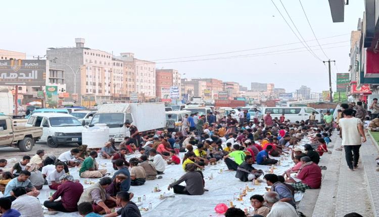 العاصمة عدن..أبناء منطقة اللحوم بمديرية دار سعد ينظمون مأدبة إفطار جماعي