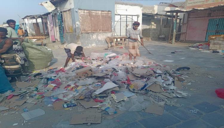 تدشين حملة نظافة لإزالة المخلفات أمام المحال التجارية بسوق النساء في أحور