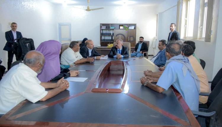 وزير النقل يتفقد سير العمل بالمؤسسة المحلية للنقل البري في عدن 