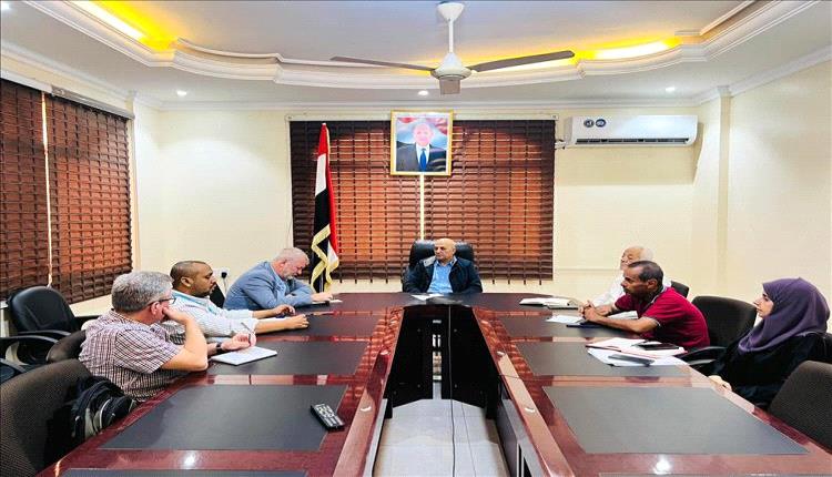 الحكومة واليونيسيف تبحثان حلولًا مستدامة لأزمة المياه في تعز