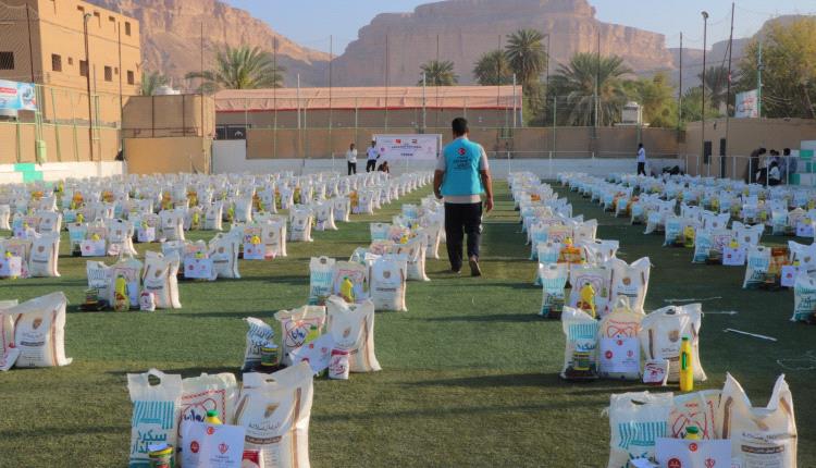 حضرموت: مؤسسة البادية ترسم البسمة على وجوه الأسر والأطفال بتوزيعها 500 سلة غذائية و300 كسوة عيد