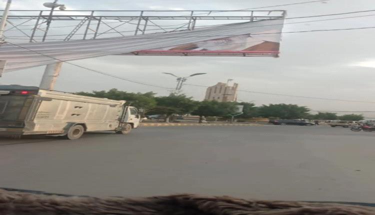 بوادر انتفاضة .. تمزيق صور خامنـ.ـئي وقيادات إيـ.ـرانية في شوارع صنعاء
