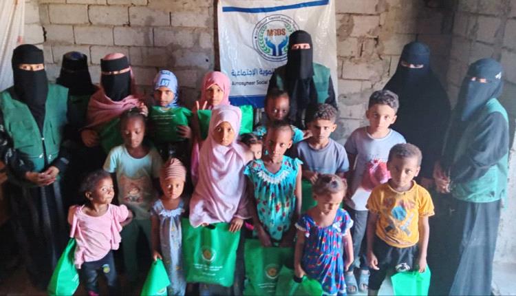 جمعية المسيمير التنموية الاجتماعية بمحافظة أبين توزع  ملابس للأسر..