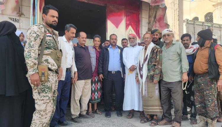 مدير عام مديرية قعطبة يدشن صرف الحوالات النقدية للأسر الفقيرة و النازحة المقدمة من برنامج الأغذية العالمي