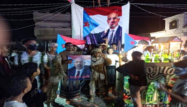 رفع صور الرئيس الزُبيدي وأعلام الجنوب.. سيئون تكسر قيود الترهيب وتتحدى قمع الأعداء