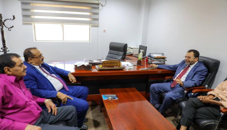 وزير الكهرباء يلتقي نائب محافظ لحج ويؤكد بدء توريد الإيرادات إلى حساب البنك المركزي