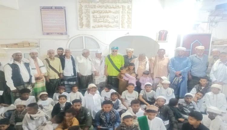 اختتام دورة تعليمية متميزة في العلوم الشرعية بمسجد السيد علي السقاف بأبين