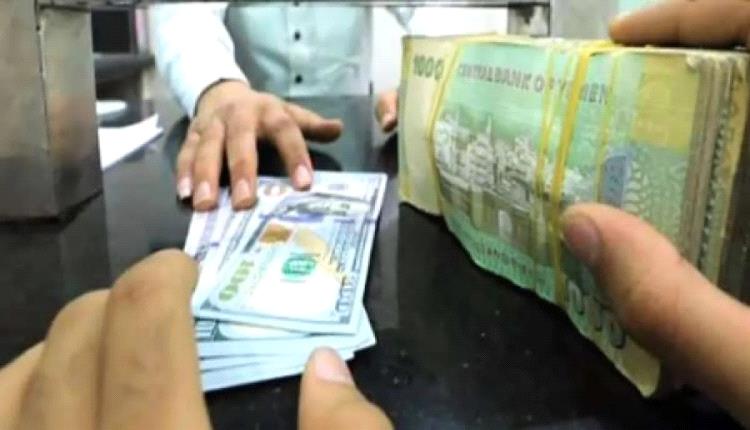 استغلال في سوق الصرافة يفاقم معاناة المواطنين قبيل العيد