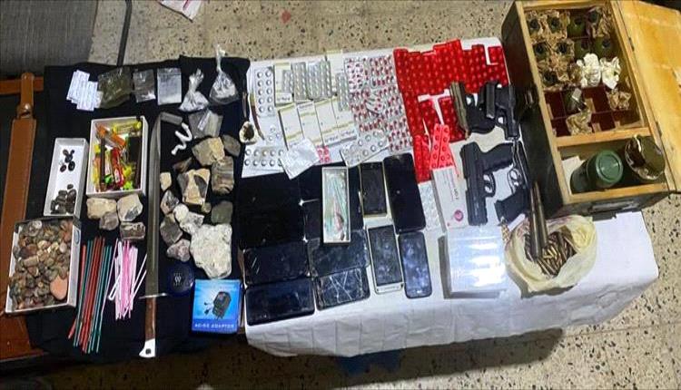 ضبط أخطر مروج مخدرات في المكلا وبحوزته أسلحة وقنابل

