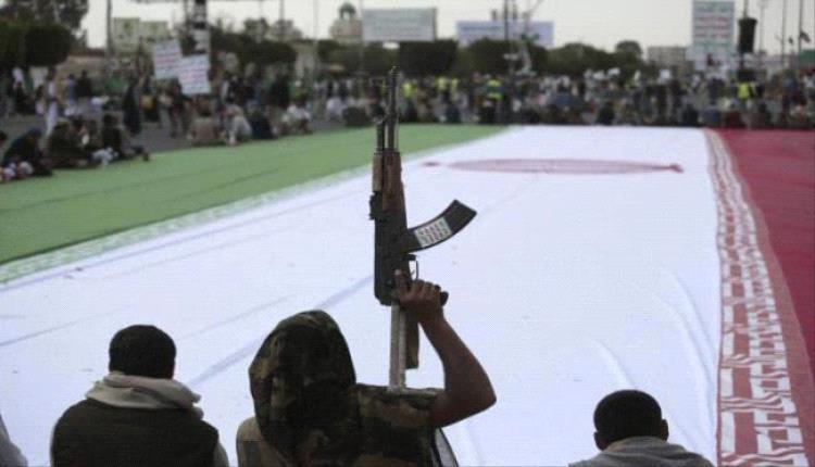 الحو.ثيون يواصلون استقطاب الشباب والأطفال في ظل أزمة معيشية حادة