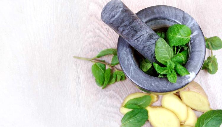 النعناع أم الزنجبيل.. أيهما أفضل لصحة جهازك الهضمي؟