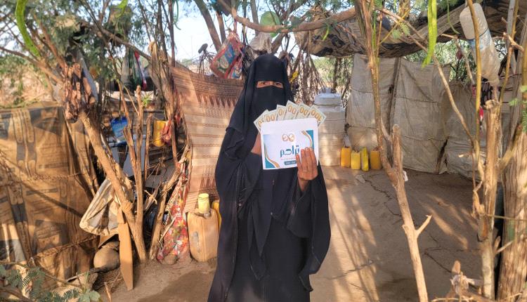 تجاوباً مع مانشرته "تراحم" : فاعلين خير أحدهم من هولندا يقدم مساعدة مالية لأسرة محتاجة في أبين