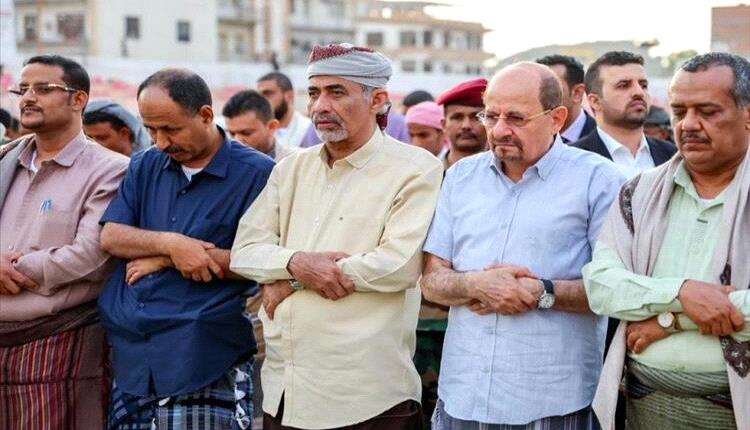 الصبيحي والزنداني يشاركان جموع المصلين صلاة عيد الفطر في ملعب الحبيشي بعدن

