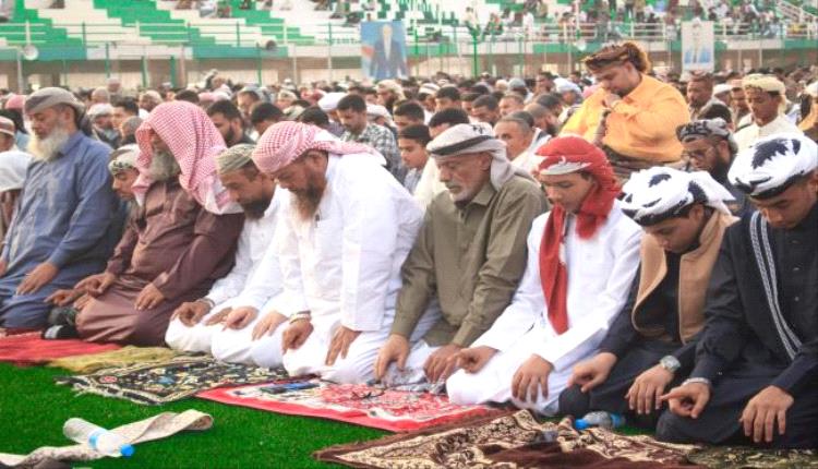 رئيس وأعضاء انتقالي مديرية الشيخ عثمان يؤدون صلاة العيد مع جموع المصلين