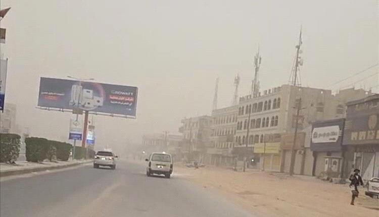 غبار كثيف يخنق عتق في أول أيام عيد الفطر ويحدّ من الرؤية
