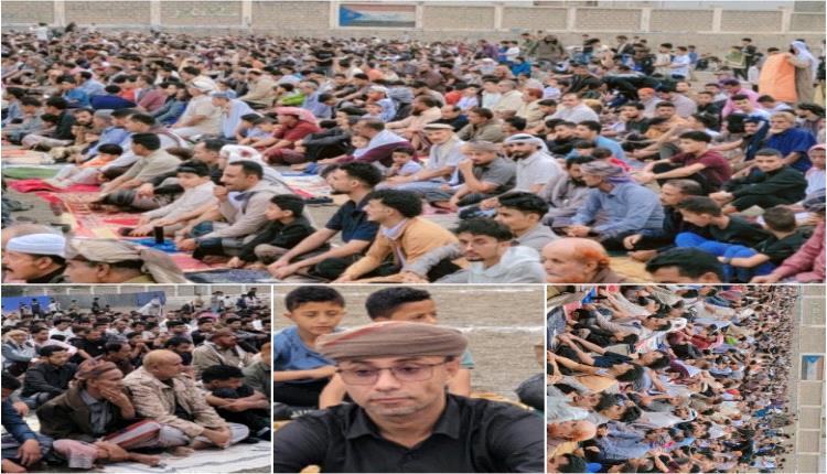 مدير عام حالمين يؤدي صلاة عيد الفطر المبارك مع المواطنين في ملعب الشهداء